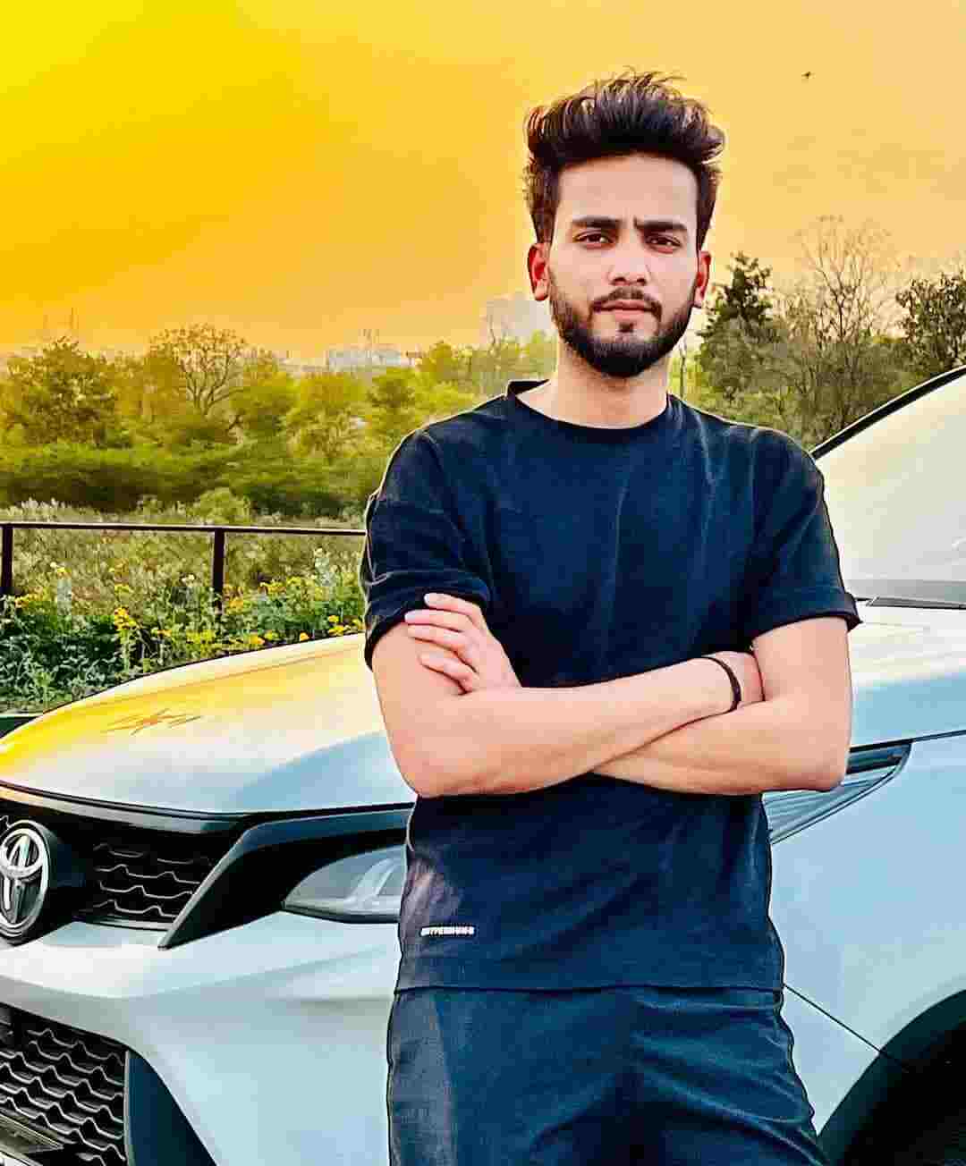 Elvish Yadav with cars 1